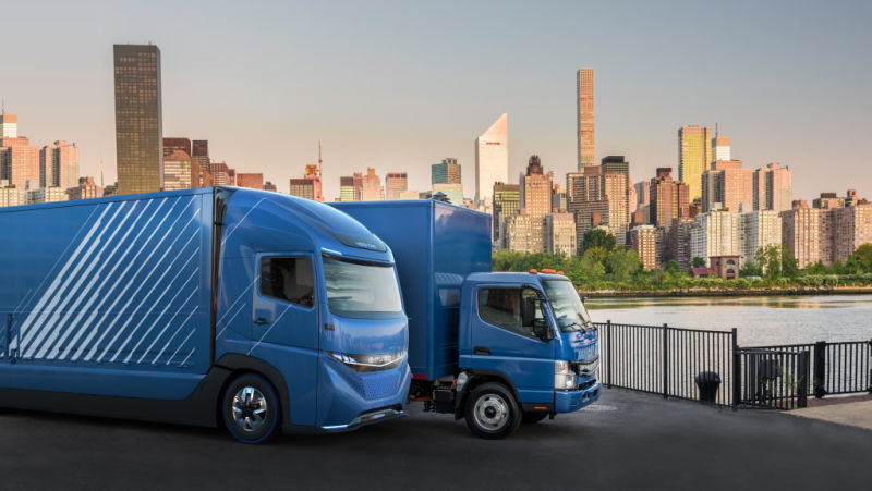 El nuevo camión eléctrico de Daimler junto a uno tradicional.
